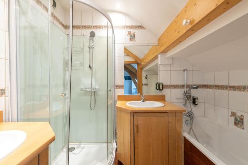 热拉梅Hôtel De La Paix的带淋浴和盥洗盆的浴室
