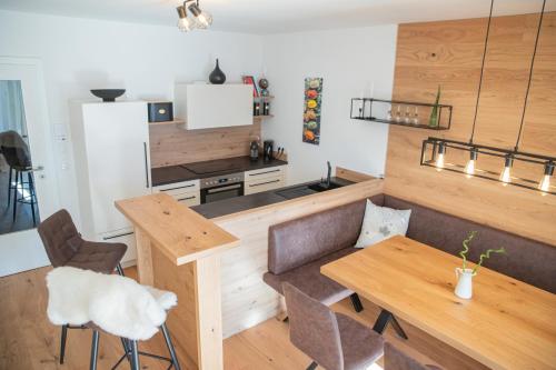 斯拉德明Planaiblick-Lodge Schladming的厨房以及带桌椅的用餐室。