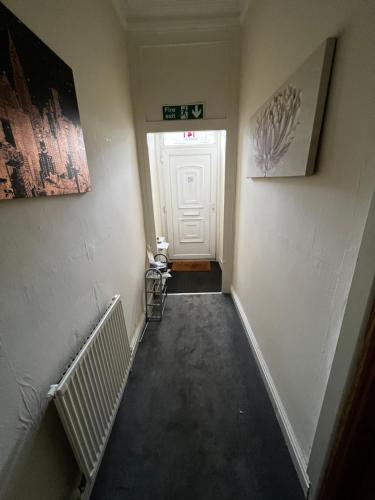 Bury 2的一条空的走廊,有白色的门和楼梯