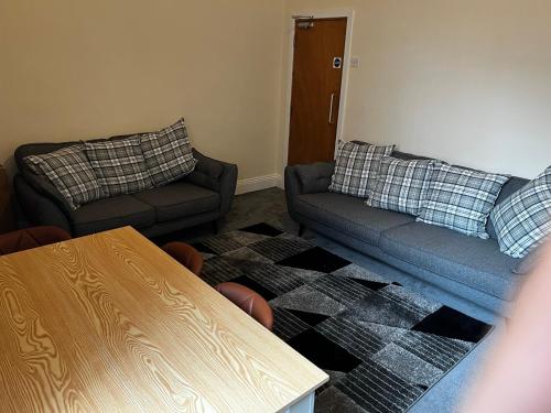 Bury 2的客厅配有两张沙发和一张桌子
