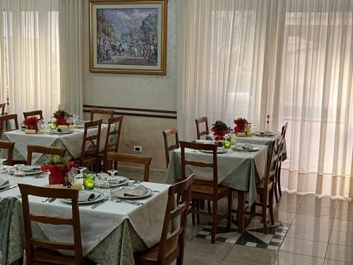 普拉亚·阿马勒雷克斯酒店的一间带桌椅的用餐室和一幅画