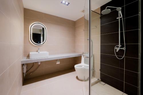 哥打京那巴鲁Matata Hotel Kota Kinabalu的带淋浴、卫生间和盥洗盆的浴室
