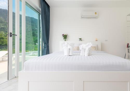 苏梅岛Vimaan Vilai - Secluded Pool Villa的白色的卧室设有白色的床和窗户。