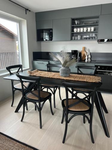 萨伦Fjällglim36的厨房配有桌子、椅子和炉灶。