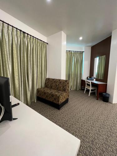 怡保东方大酒店的带沙发和书桌的客厅