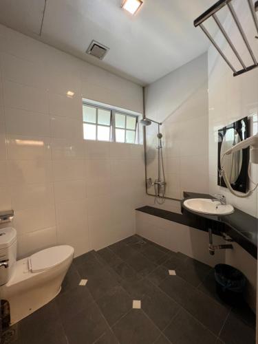 怡保东方大酒店的白色的浴室设有卫生间和水槽。
