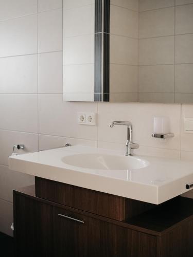 埃希特纳赫Appartement Meyer-Ernzen的浴室设有白色水槽和镜子