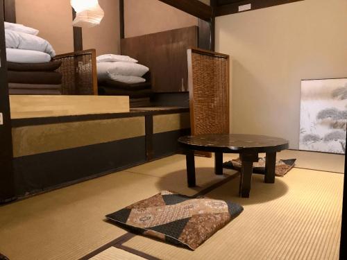 京都金优雅宾馆的客房设有一张桌子和两张双层床。