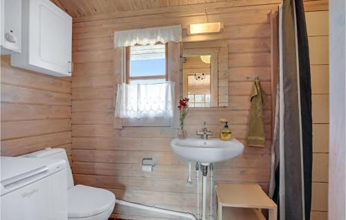 维斯特索马肯Awesome Home In Aakirkeby With Wifi And 2 Bedrooms的一间带水槽和卫生间的浴室以及窗户。