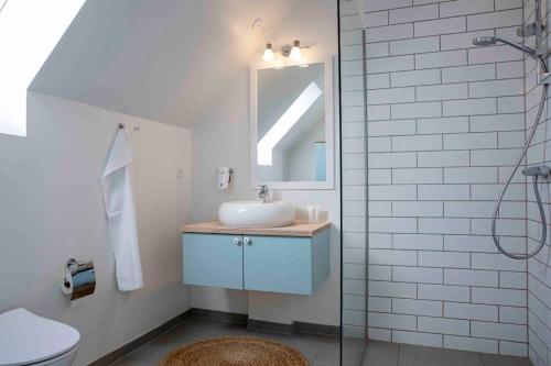 埃斯比约赫耶汀巴德酒店的一间带水槽和镜子的浴室