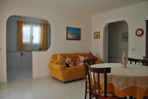 兰佩杜萨LA PERGOLA的客厅配有沙发和桌子