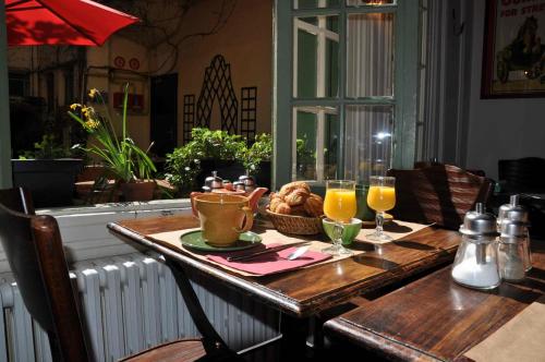 鲁昂老卡雷酒店的一张桌子,上面放着一盘食物和两杯橙汁