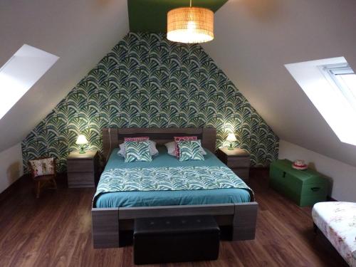 阿姆博斯Studio 2 ATELIER VINCI的一间卧室配有一张带绿色墙壁的床