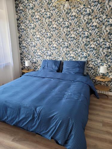 梅斯Les oursins-appartement 3pièces, 4 couchages et parking gratuit的卧室内的一张蓝色棉被