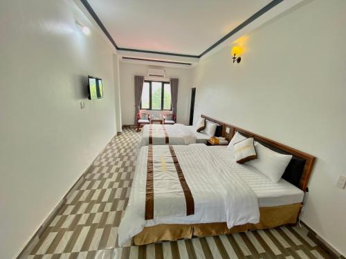 Ba Be18An Thảo Ba Bể Hotel的一间大卧室,内配两张床