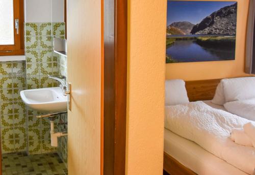 迪森蒂斯Hotel Pazzola的一间带水槽和床的浴室