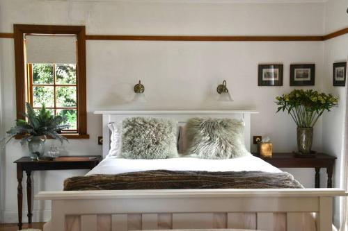 ForthForth River Cottage的客房内的白色床和枕头