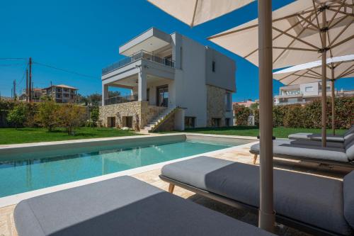 诺亚福克Sea Wind Luxury Villa with Private Heated Pool Kassandra Halkidiki的一座带游泳池和房子的别墅