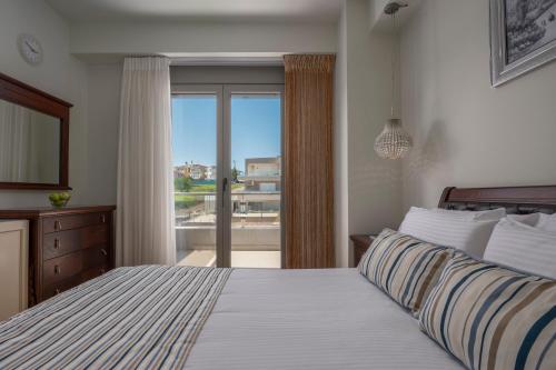 诺亚福克Sea Wind Luxury Villa with Private Heated Pool Kassandra Halkidiki的一间卧室设有一张床和一个大窗户