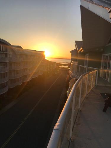 大洋城Beautiful Condo的从酒店阳台可欣赏到日落美景