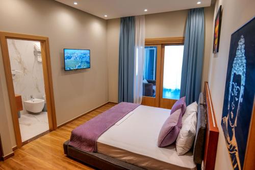卡萨米尔6 Milje Hotel的一间卧室设有一张床和一间浴室。