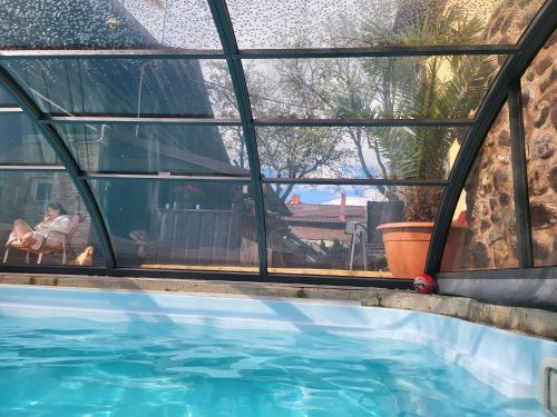伯伊莱海尔库拉内Thermae D'Olimpia & SPA - Adults Only 14 Plus的透过窗户可欣赏到游泳池的景色
