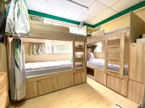 香港AMU Dreamhouse 阿木旅舍的拖车间 - 带两张双层床