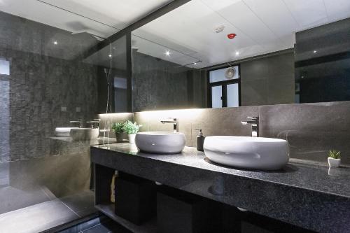 香港Les Barons的一个带两个盥洗盆的柜台浴室