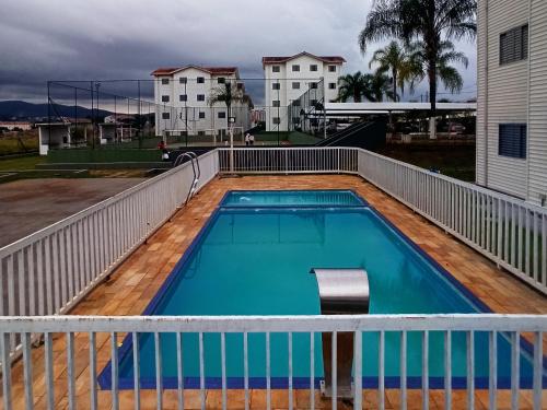 布拉干萨-保利斯塔Apto com estacionamento, piscina e churrasqueira的房屋甲板上的游泳池