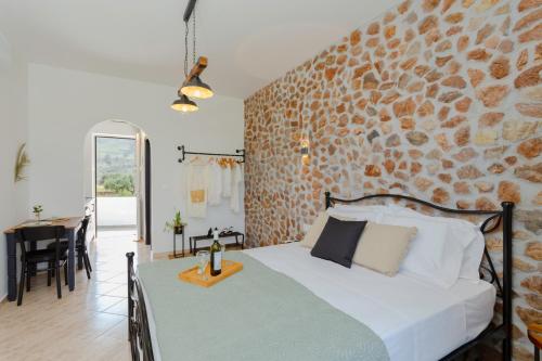 科林比亚Althea Apartments的一间卧室设有一张床和石墙
