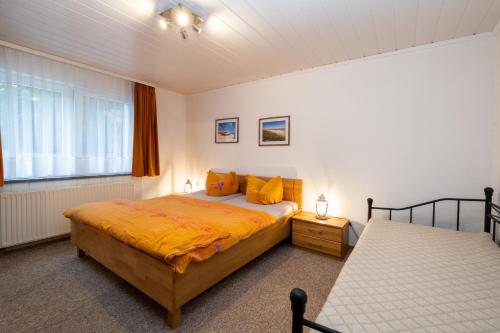 于克里茨Haus 1的一间卧室设有两张床和窗户。