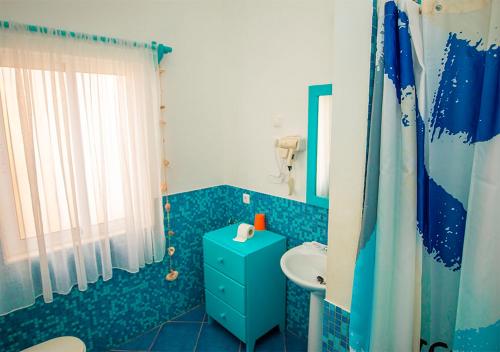 马约城Villa Atum. Stella Maris Exclusive的蓝色的浴室设有卫生间和水槽
