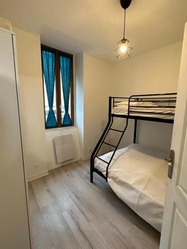 巴涅尔德比戈尔Appartement spacieux - proche centre et therme的一间卧室设有两张双层床和一扇窗户。