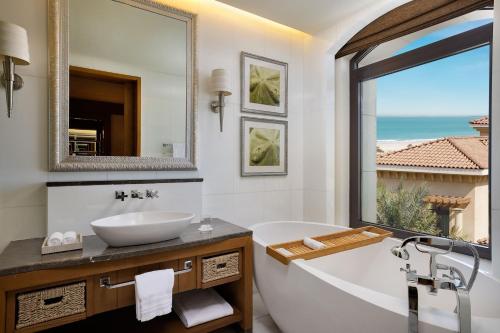 阿布扎比阿布扎比萨迪亚特岛瑞吉度假酒店的带浴缸、水槽和窗户的浴室