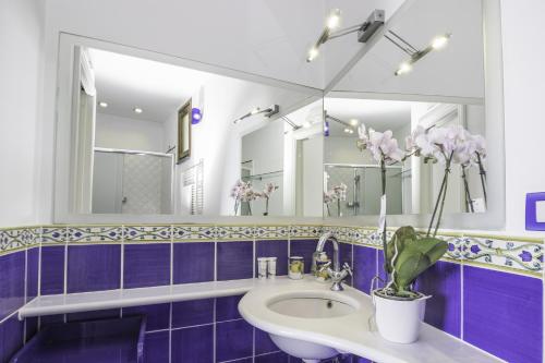 拉维罗Via Col Vento的一间带水槽和镜子的浴室