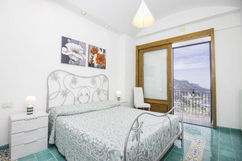 拉维罗Via Col Vento的一间白色卧室,配有床和阳台