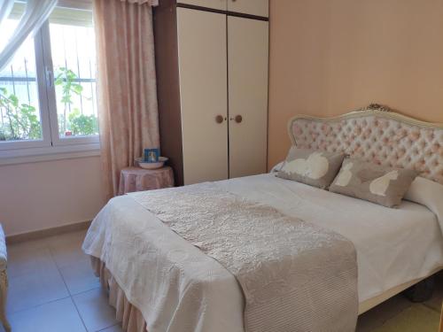 LanzahitaChalet en Valle del Tietar的卧室配有带枕头的大型白色床
