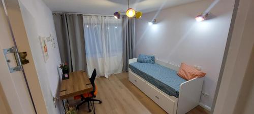 巴亚马雷Matei Apartments的小房间设有一张床和一张书桌