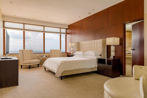 巴拿马城巴拿马喜来登大酒店的一间卧室配有一张床、一张桌子和一把椅子
