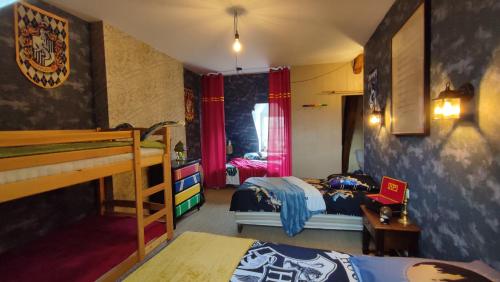 Nouans-les-FontainesLe Relais des Fontaines的一间卧室配有两张床和一张双层床。