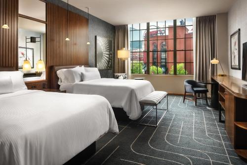 圣路易斯圣路易斯威斯汀酒店的酒店客房设有两张床和窗户。