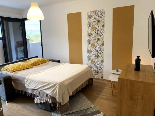 阿雅克修Studio Genovese的一间卧室配有一张床、一张桌子和一个窗户。