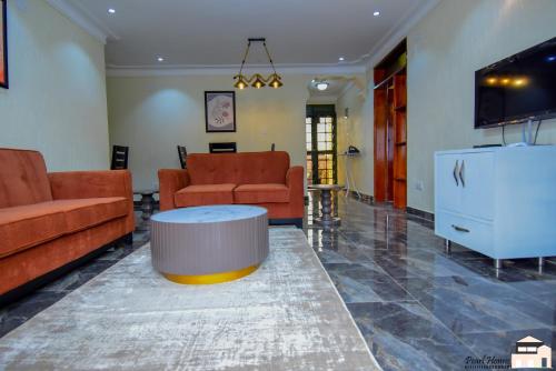 坎帕拉Elegant 2bedroom apartments close to city center的客厅配有两张沙发和一张咖啡桌