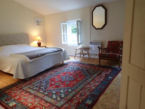 桑特Maison Saloine的卧室配有一张床,地板上铺有地毯