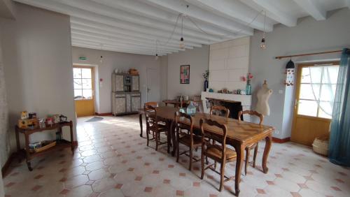 Nouans-les-FontainesLe Relais des Fontaines的厨房以及带桌椅的用餐室。