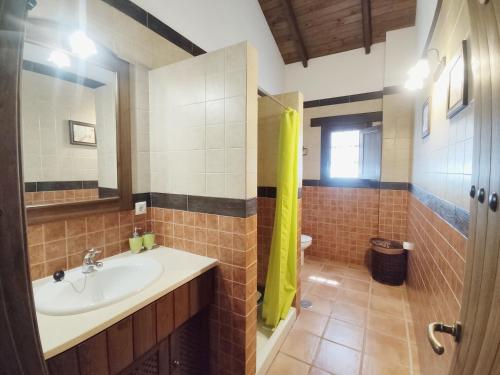 卡萨韦梅哈Only4you Country House Perfect location to visit Andalucia的一间带水槽和镜子的浴室