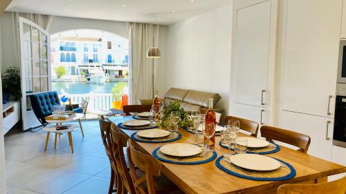 格里莫Maison de pêcheur的一间带木桌和椅子的用餐室