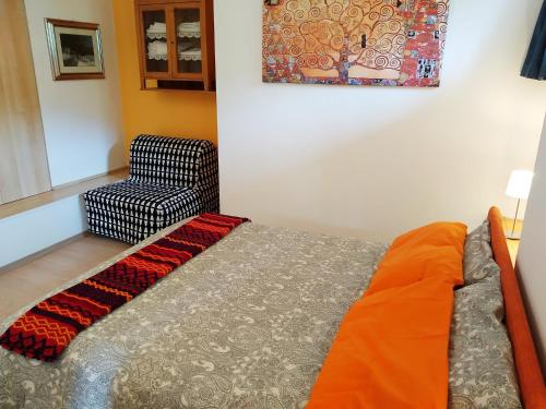 韦扎诺乐贝图勒公寓的一间卧室配有一张床和一把椅子