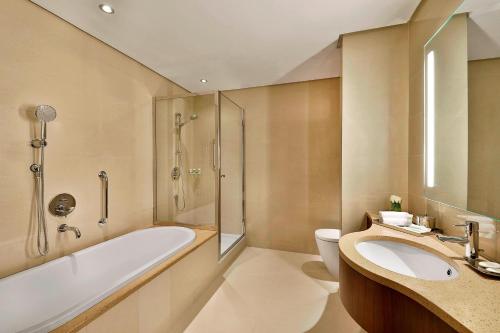 利雅德利雅德奥拉亚万怡酒店的带浴缸、卫生间和盥洗盆的浴室