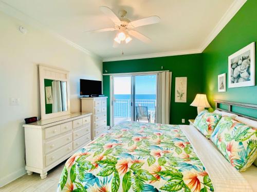 格尔夫海岸Crystal Shores 1301 by ALBVR - Beautiful Beachfront Corner Condo with Gorgeous Views!的一间卧室配有一张床和吊扇